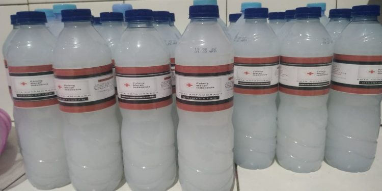 cairan disinfektan kemasan PMI yang siap disalurkan