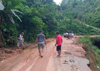 Antisipasi Lakalantas, Kades Badaro Bersihkan Lumpur di Jalan Trans