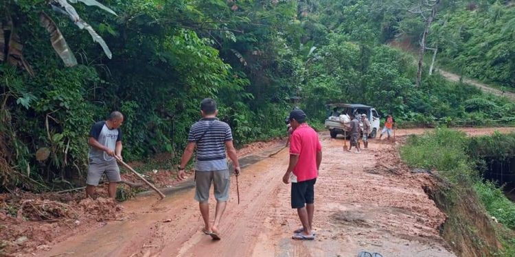 Antisipasi Lakalantas, Kades Badaro Bersihkan Lumpur di Jalan Trans