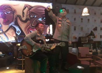 Mantan Kapolres Bolmong Ini, Iringi Kapolda Bernyanyi Di Kotamobagu