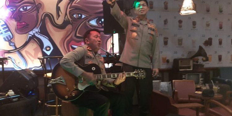 Mantan Kapolres Bolmong Ini, Iringi Kapolda Bernyanyi Di Kotamobagu