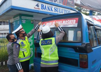 Disiplinkan Warga Pakai Masker, Ditlantas Polda Sulut Pasang Sticker Imbauan di Angkutan Umum