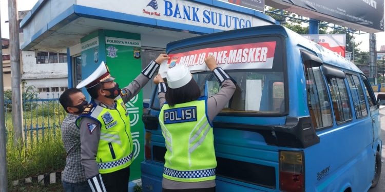 Disiplinkan Warga Pakai Masker, Ditlantas Polda Sulut Pasang Sticker Imbauan di Angkutan Umum