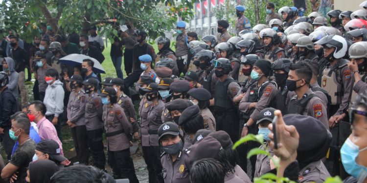 Antisipasi Demo Anarkis, 180 Polwan Jadi Garda Terdepan Hadapi Unjuk Rasa di Kantor Deprov Sulut