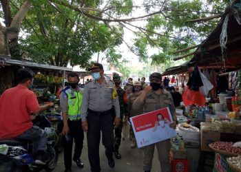 Petugas Gabungan ‘Blusukan’ di Pasar 54 Amurang, Ajak Warga Disiplin Pakai Masker