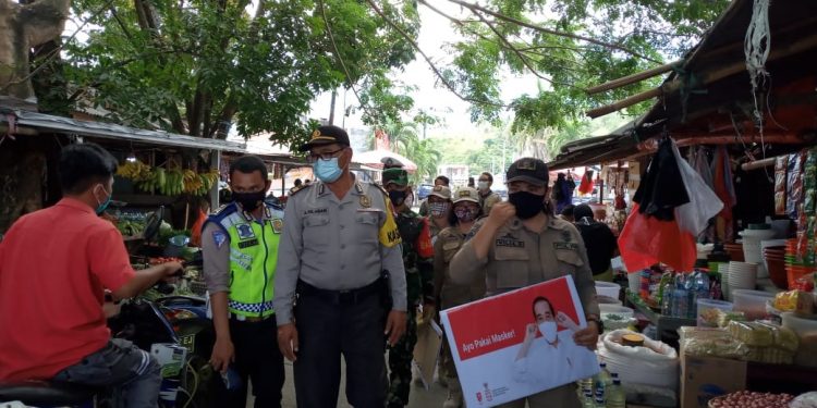 Petugas Gabungan ‘Blusukan’ di Pasar 54 Amurang, Ajak Warga Disiplin Pakai Masker