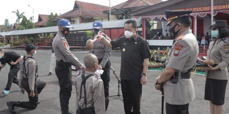 Buka Upacara Diktukba Polri, Plt Gubernur dan Kapolda Siramkan Air Kembang kepada Perwakilan Siswa