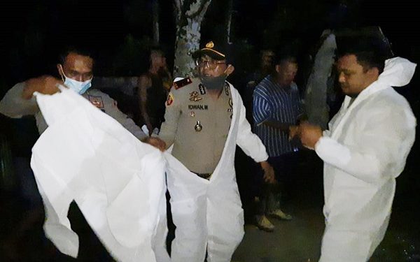 Sempat Ditolak Warga, Kapolsek Tamako Penuh Keberanian Makamkan Jenazah Reaktif Covid-19