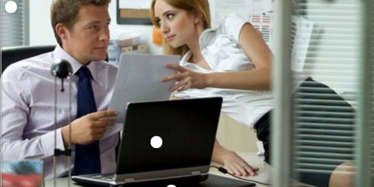 Jatuh Cinta dengan Teman Kerja yang Sudah Menikah? Evaluasi Diri dengan Cara Ini