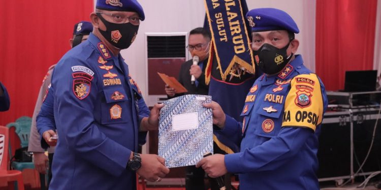 Kapolda Bersama Wakapolda dan Irwasda Polda Sulut Terima Brevet Bhayangkara Bahari Utama Kehormatan