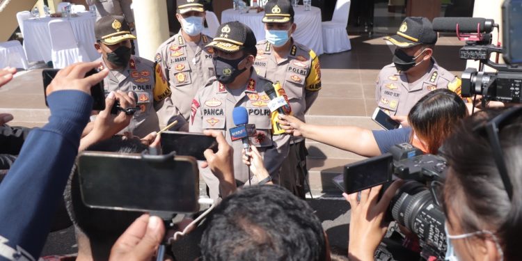 Kapolda Sulut Imbau Usai Pencoblosan di TPS, Warga Mendengarkan Hasil Penghitungan Suara dari Rumah