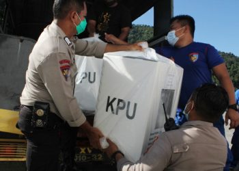KP Prahasta-7015 Baharkam Polri Distribusikan Logistik Pilkada ke Pulau Terluar di Sangihe