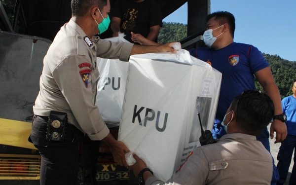 KP Prahasta-7015 Baharkam Polri Distribusikan Logistik Pilkada ke Pulau Terluar di Sangihe