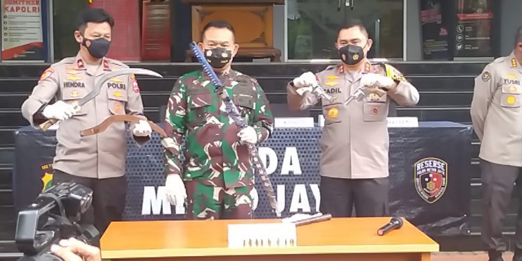 Pengikut MRS Todongkan Senpi dan Sajam ke Anggota Polri di Tol Japek