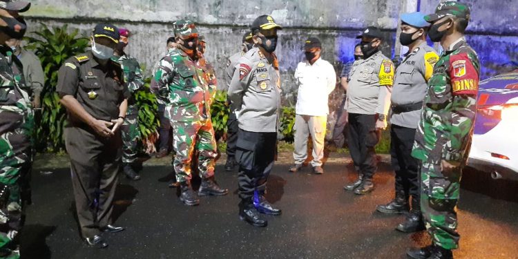 H-1 Pemungutan Suara, Kapolda Sulut Bersama Danrem Pantau Kesiapan Pengamanan Sejumlah TPS