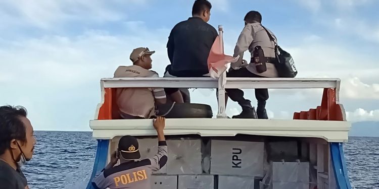 Diangkut Perahu Pamo, Polisi Kawal Ketat Pegeseran Kotak Suara dari PPK Tatoareng Menuju KPUD Sangihe