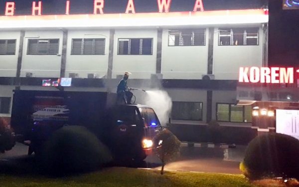 Cegah Penyebaran Covid-19, Empat Mobil AWC Polda Sulut Semprotkan Disinfektan di Kota Manado