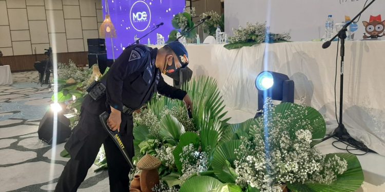 Tim Jibom Satbrimob Sterilisasi Lokasi Rapat Pleno Rekapitulasi Hasil Penghitungan Suara Pilgub Tingkat KPU Sulut