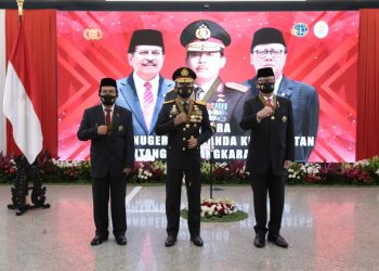 Kapolri Berikan Bintang Bhayangkara Utama kepada Menpan RB dan Menteri ATR/BPN