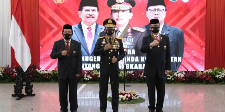 Kapolri Berikan Bintang Bhayangkara Utama kepada Menpan RB dan Menteri ATR/BPN