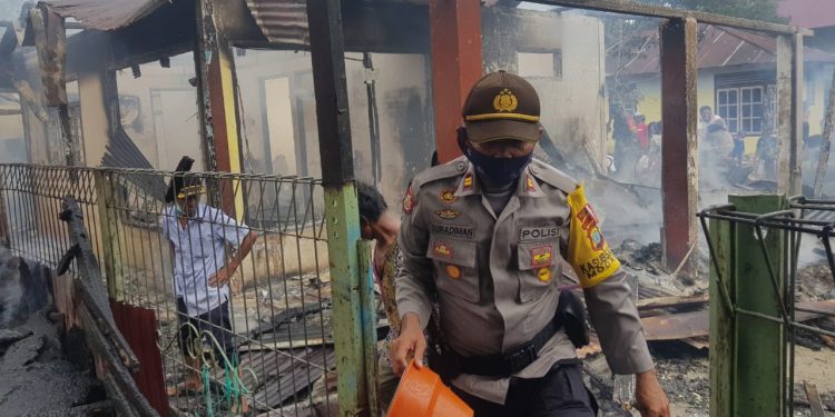 Damkar Tak Kunjung Datang, 2 Rumah Di Bangunan Wuwuk Habis Terbakar