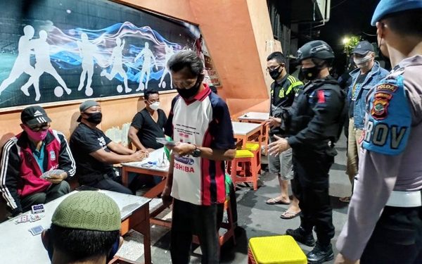 Satgas Ops Lilin Samrat-2020 Polda Sulut Ingatkan Prokes Kepada Warga di Lokasi Keramaian