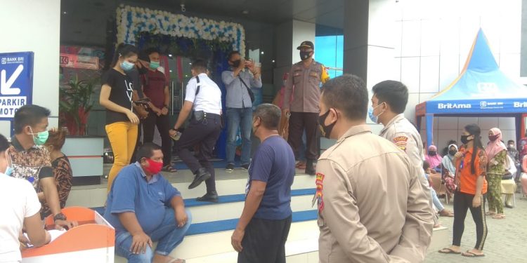 Tak Patuhi Protkes, Nasabah BRI Kotamobagu Dibubarkan Polisi