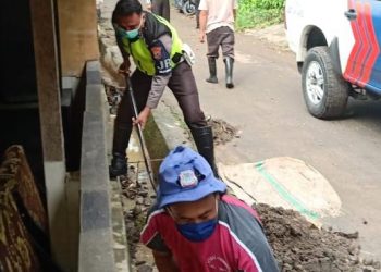 Personel Ditlantas Polda Sulut Bantu Bersihkan Selokan Sisa Banjir di Paal IV