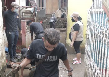 Timsus Maleo dan Brimob Bersihkan Sisa Banjir di Komo Luar dan Perkamil