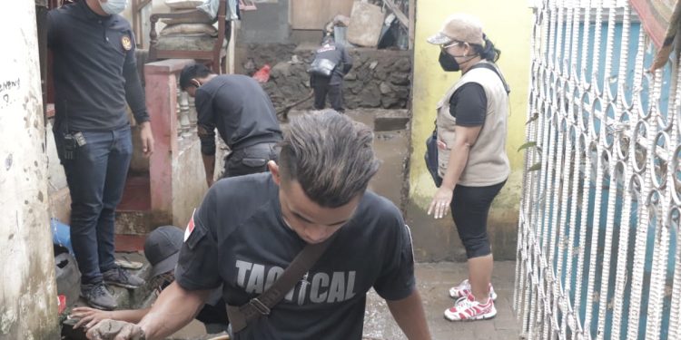 Timsus Maleo dan Brimob Bersihkan Sisa Banjir di Komo Luar dan Perkamil