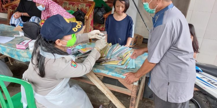 Kabid Dokkes Polda Sulut Pimpin Baksos Pengobatan Massal Korban Banjir di Manado