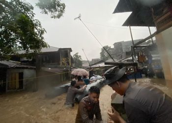 Banjir di Manado, Ditsamapta Polda Sulut Evakuasi Korban dan Bagikan Nasi Bungkus