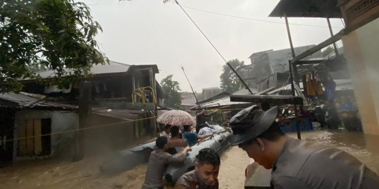 Banjir di Manado, Ditsamapta Polda Sulut Evakuasi Korban dan Bagikan Nasi Bungkus