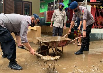 Pasca Banjir dan Tanah Longsor di Manado, Satbrimob Polda Sulut Bersihkan Lokasi