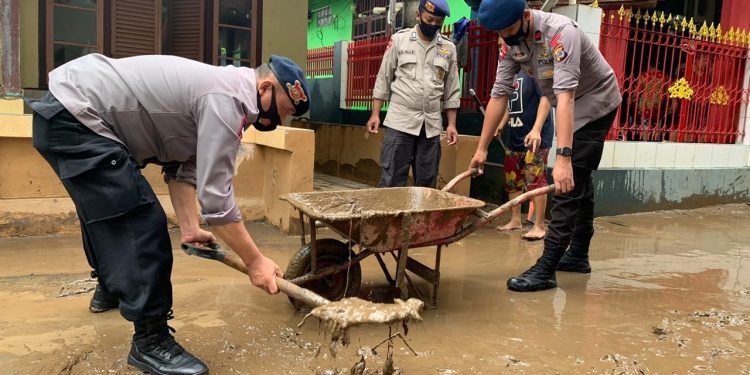 Pasca Banjir dan Tanah Longsor di Manado, Satbrimob Polda Sulut Bersihkan Lokasi