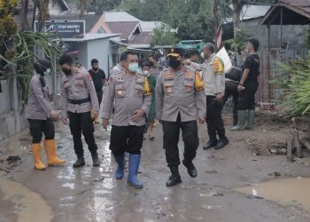 Wakapolda Sulut Datangi Lokasi Banjir di Manado