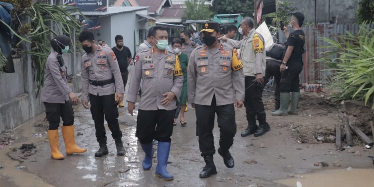 Wakapolda Sulut Datangi Lokasi Banjir di Manado