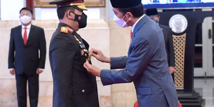 Jenderal Idham Azis Serahkan Panji Polri Tribrata ke Jenderal Listyo Sigit