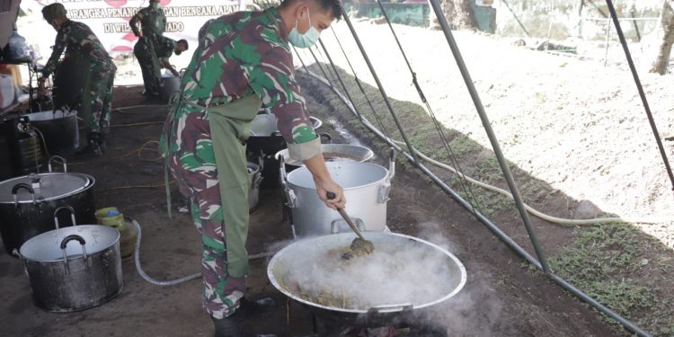 Duet Kodam XIII/Merdeka dan Polda Sulut, Siapkan Makanan Siap Santap Bagi Korban Bencana