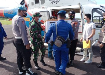 Helikopter Baharkam Polri Turut Distribusikan Vaksin Covid-19 ke Sangihe