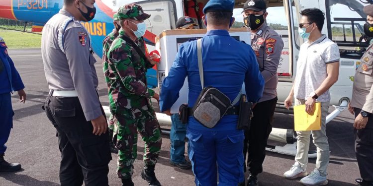 Helikopter Baharkam Polri Turut Distribusikan Vaksin Covid-19 ke Sangihe