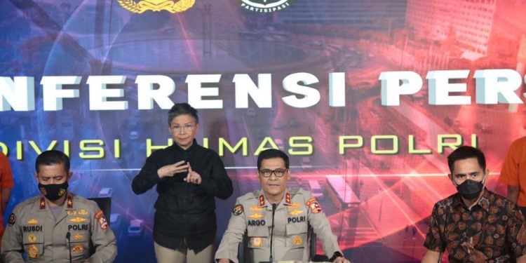 Humas Polri Libatkan Juru Bahasa Isyarat Dalam Setiap Konferensi Pers