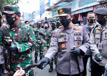 Pantau Prokes, Panglima TNI dan Kapolri Bagikan Masker di Pasar Tanah Abang