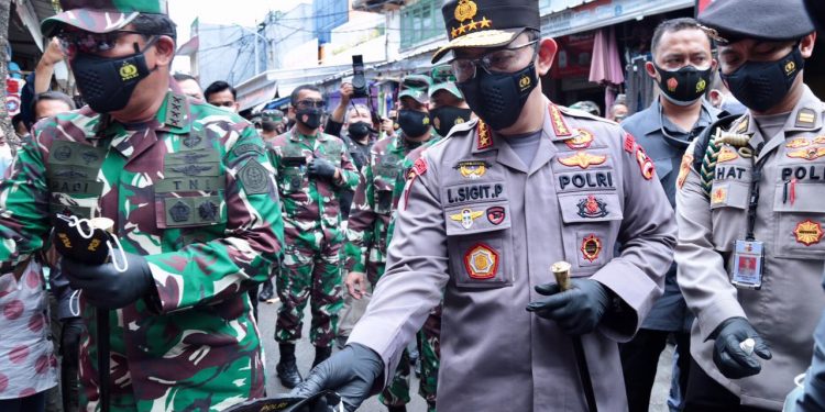 Pantau Prokes, Panglima TNI dan Kapolri Bagikan Masker di Pasar Tanah Abang