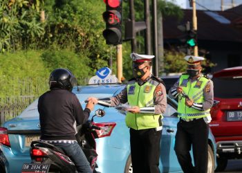 Cegah Lakalantas dan Tegaskan Protkes Covid 19, Personel Ditlantas Polda Sulut Bagikan Masker Gratis Saat Operasi