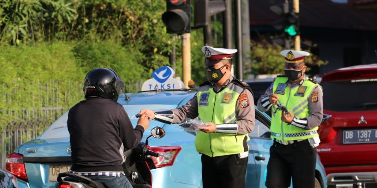 Cegah Lakalantas dan Tegaskan Protkes Covid 19, Personel Ditlantas Polda Sulut Bagikan Masker Gratis Saat Operasi