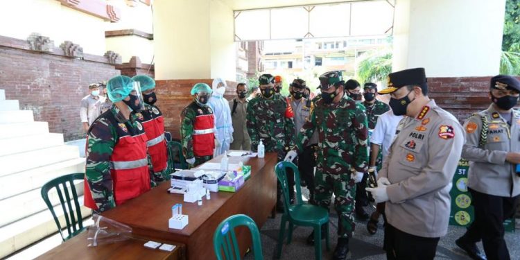 Cek Penegakan Prokes, Panglima TNI Dan Kapolri Kelilingi Dua Pasar Di Bali