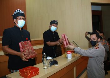 Dinilai Berprestasi, Kapolri Beri Penghargaan ke Pecalang Bali