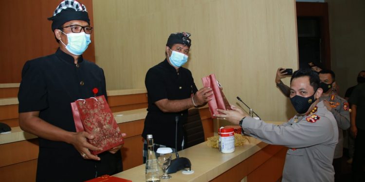 Dinilai Berprestasi, Kapolri Beri Penghargaan ke Pecalang Bali