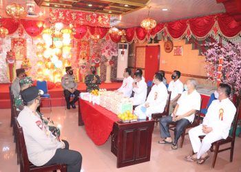 Kunjungi Klenteng Ban Hing Kiong, Kapolda Sulut Ingatkan Prokes saat Pergantian Tahun Baru Imlek